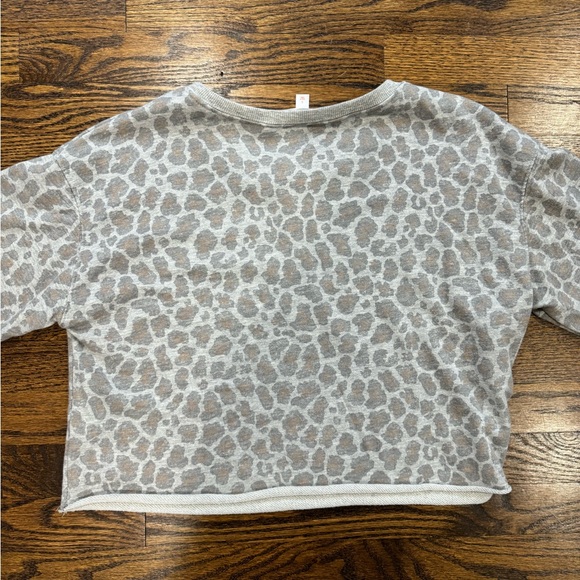 Colsie Cropped Cheeta Print Crewneck Small - Picture 2 of 6